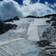 Imagen para el artículo titulado Italia cubre un glaciar con una tela gigante reflectante para luchar contra el derretimiento